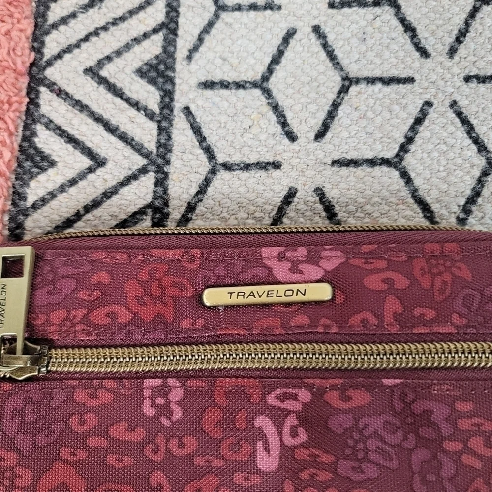 TRAVELON MAROON FLORAL FULL ZIPPER WALLET w WRISTLET